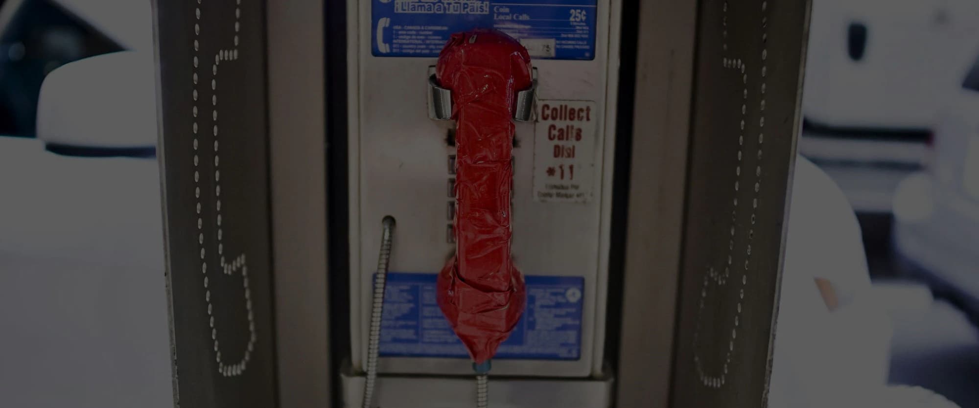 Une cabine téléphonique avec un combiné rouge